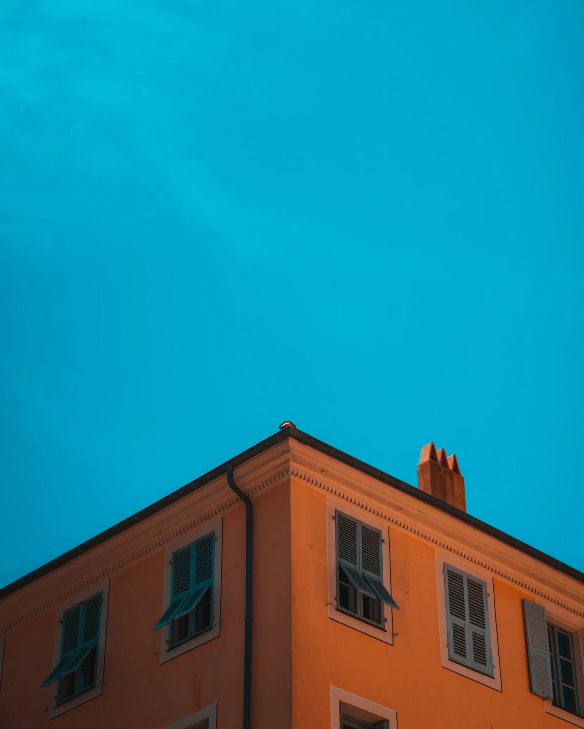 Gult hus med blå himmel